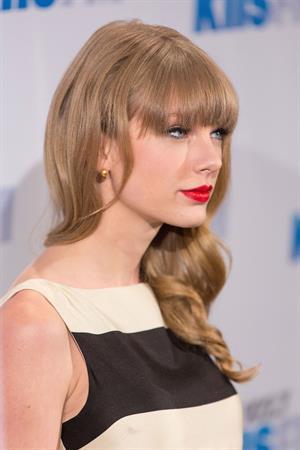 Taylor Swift at the KIIS FM 2012 Jingle Ball concert at Nokia Theatre in Los Angeles - December 1, 2012 