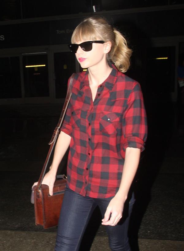 Taylor Swift arriving in Los Angeles from Sydney November 30, 2012
