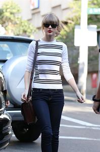 Taylor Swift grabs breakfast at Bills restaurant in Sydney 11/25/12 