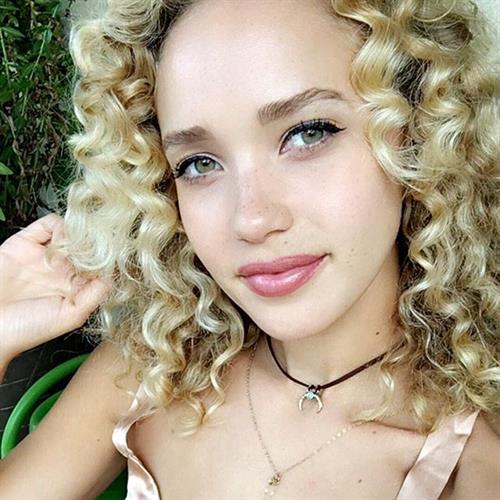Allie Silva taking a selfie