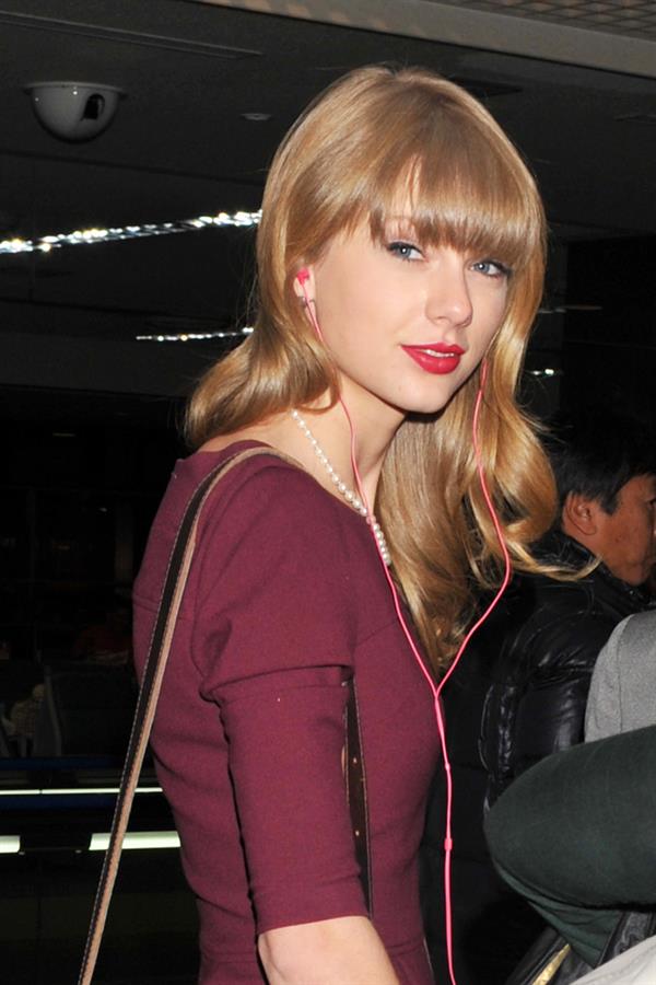 Taylor Swift at Narita International Airport November 24, 2012