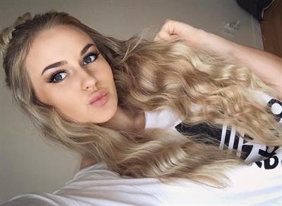 Anna Nyström taking a selfie