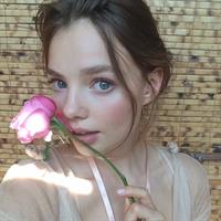 Kristine Froseth taking a selfie