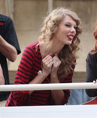 Taylor Swift surprise show at Hollywood Highland October 29, 2010