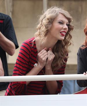 Taylor Swift surprise show at Hollywood Highland October 29, 2010