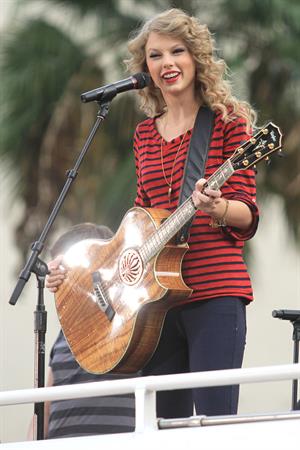 Taylor Swift surprise show at Hollywood Highland October 29, 2010