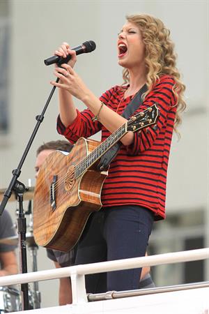 Taylor Swift surprise show at Hollywood Highland October 29, 2010