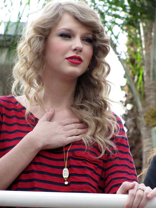 Taylor Swift surprise show at Hollywood Highland October 29, 2010