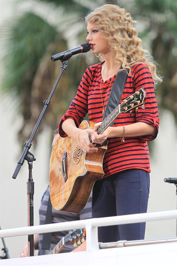 Taylor Swift surprise show at Hollywood Highland October 29, 2010