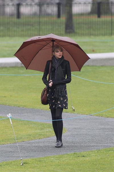 Taylor Swift goes shopping in London on January 24, 2012 