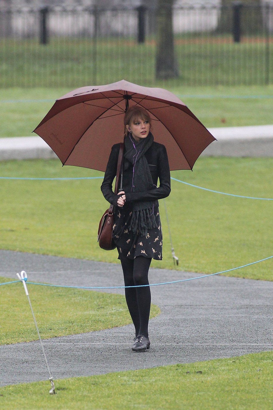 Taylor Swift goes shopping in London on January 24, 2012 