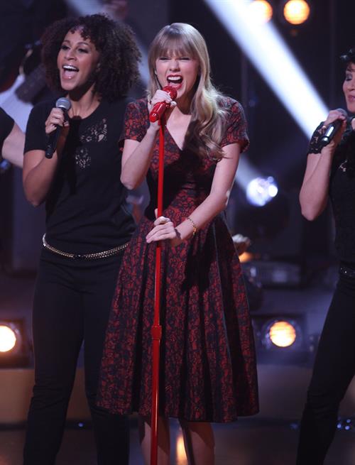 Taylor Swift performing on Swedish-Norwegian talk show Skavlan in London 11/8/12