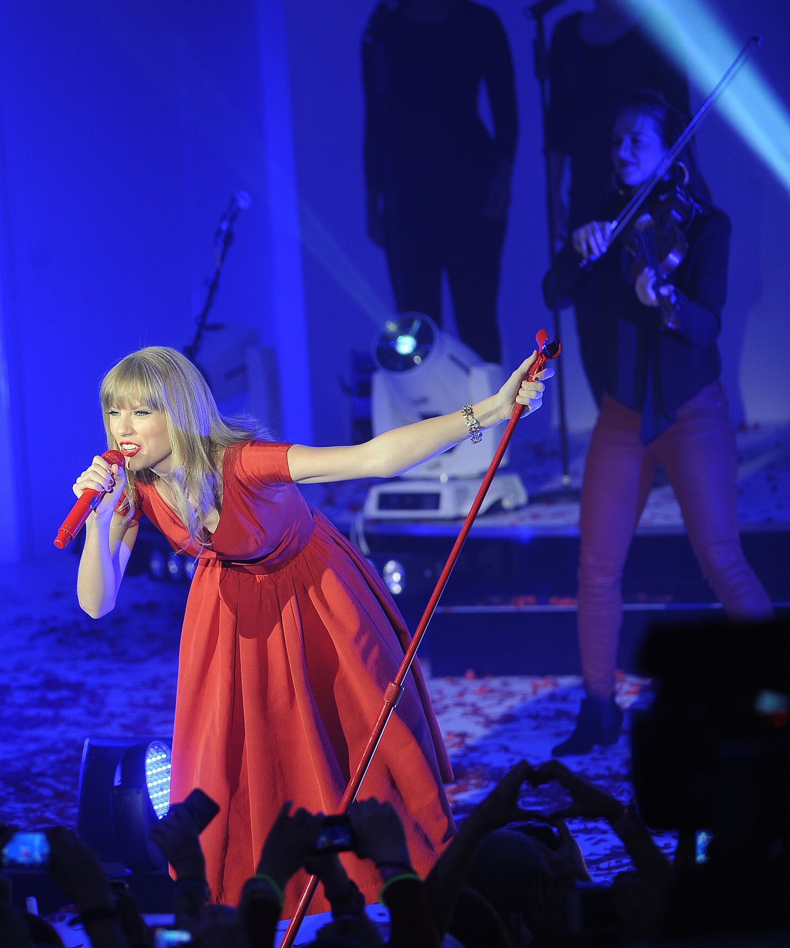 Taylor Swift at Westfield Mall in London 11/6/12