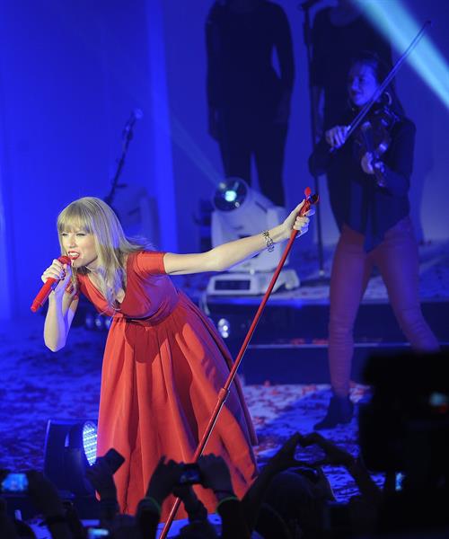 Taylor Swift at Westfield Mall in London 11/6/12