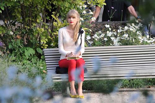 Taylor Swift films music video for ‘Begin Again’ in Paris 10/1/12 