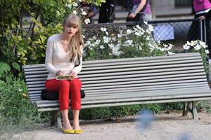 Taylor Swift films music video for ‘Begin Again’ in Paris 10/1/12 