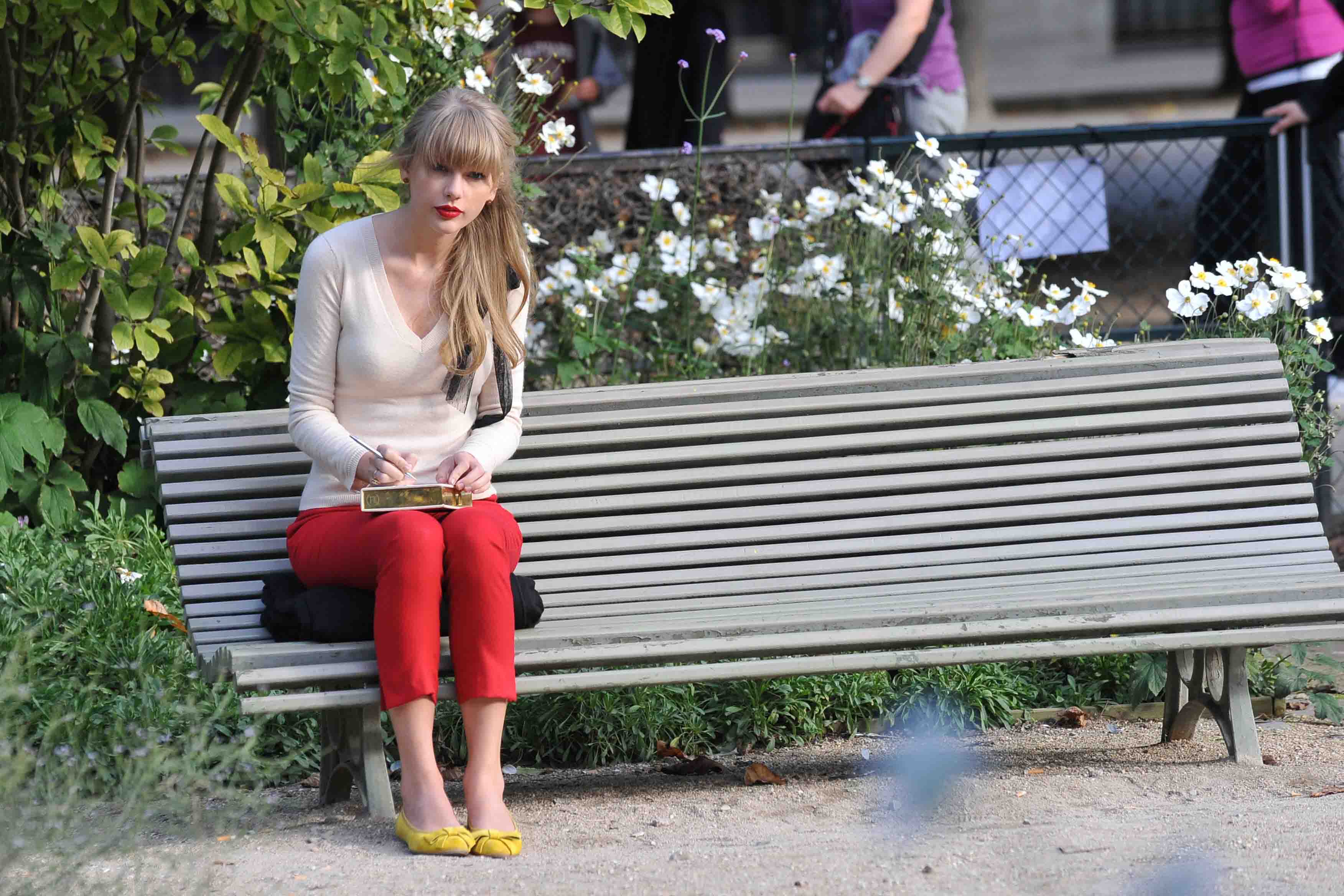 Taylor Swift Pictures. Taylor Swift films music video for ‘Begin Again ...