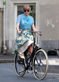 Taylor Swift films music video for ‘Begin Again’ in Paris 10/1/12 