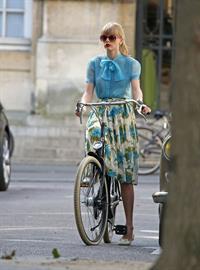 Taylor Swift films music video for ‘Begin Again’ in Paris 10/1/12 