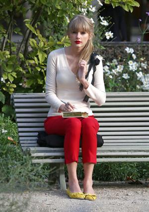 Taylor Swift films music video for ‘Begin Again’ in Paris 10/1/12 