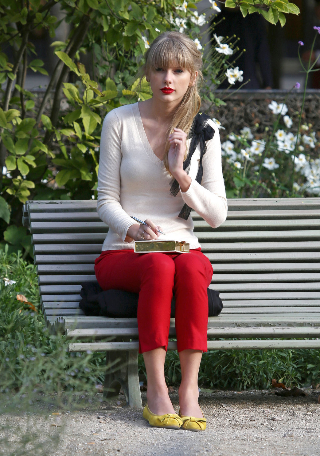 Taylor Swift films music video for ‘Begin Again’ in Paris 10/1/12 