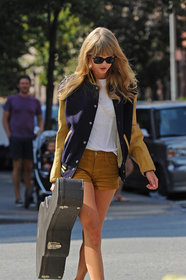 Taylor Swift walking in New York City Aug 31 2012