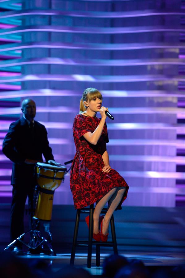Taylor Swift - Stand Up To Cancer benefit in Los Angeles - September 7, 2012