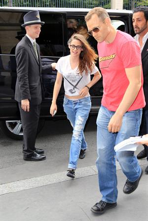 Kristen Stewart at Restaurant Le Castiglione in Paris (July 4, 2013) 