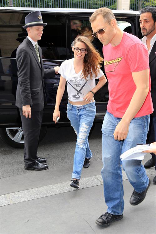 Kristen Stewart at Restaurant Le Castiglione in Paris (July 4, 2013) 