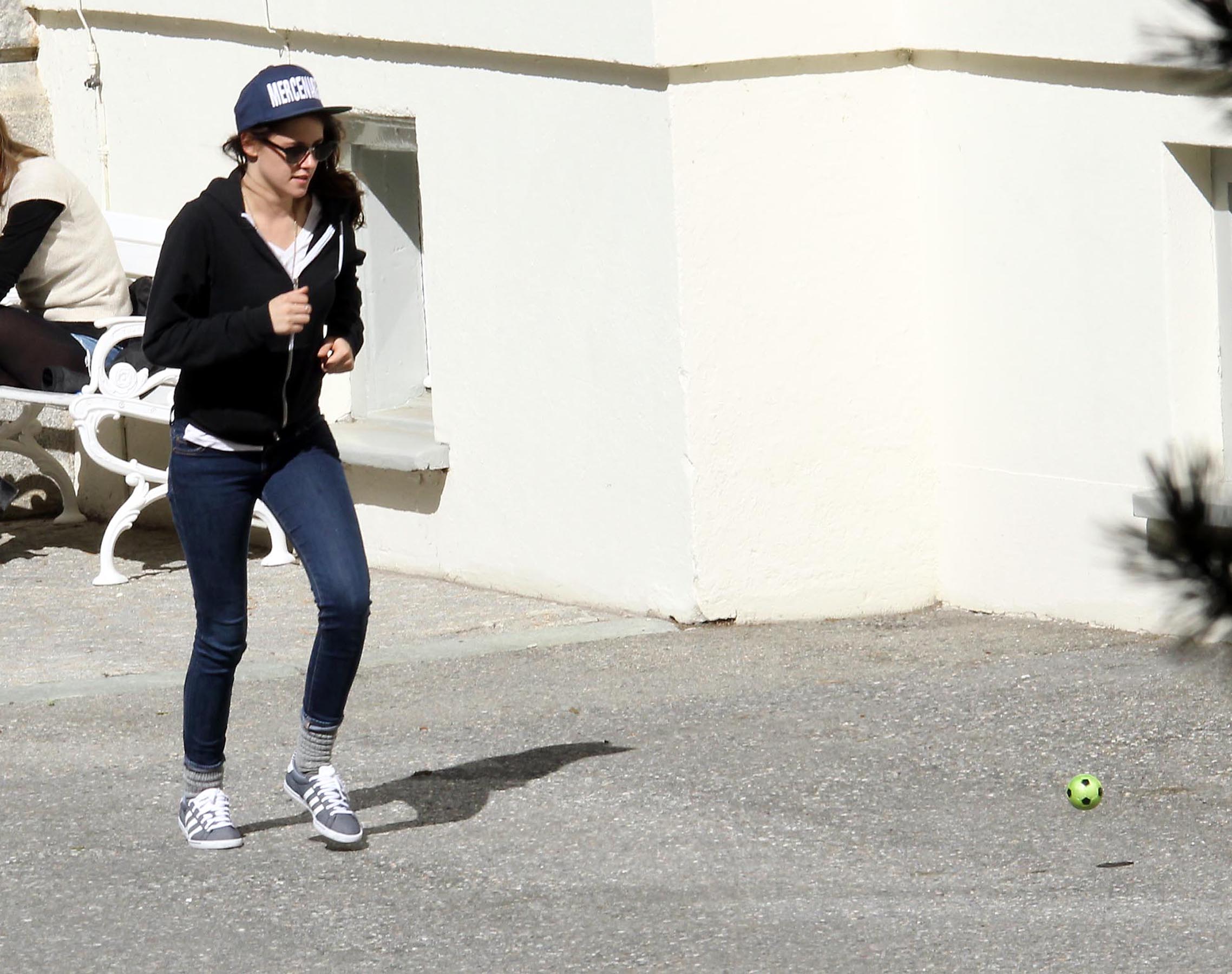 Kristen Stewart Pictures Kristen Stewart playing with a ball on the set of  Sils Maria  in Switzerland September 20, 2013