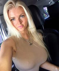 Zienna Eve Selfie Pictures Zienna Eve taking a selfie