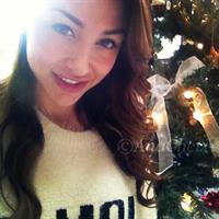 Ana Cheri taking a selfie