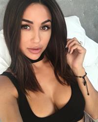 Ana Cheri taking a selfie