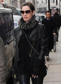 Kelly Brook - Looking for new clothes in London (13.02.2013) 