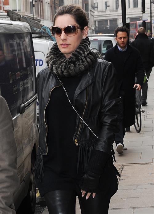 Kelly Brook - Looking for new clothes in London (13.02.2013) 