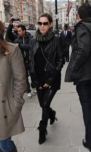 Kelly Brook - Looking for new clothes in London (13.02.2013) 