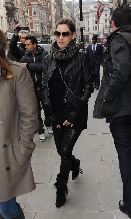 Kelly Brook - Looking for new clothes in London (13.02.2013) 