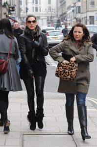 Kelly Brook - Looking for new clothes in London (13.02.2013) 