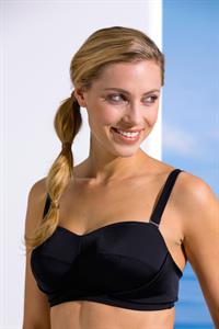 Armanda Barten in lingerie