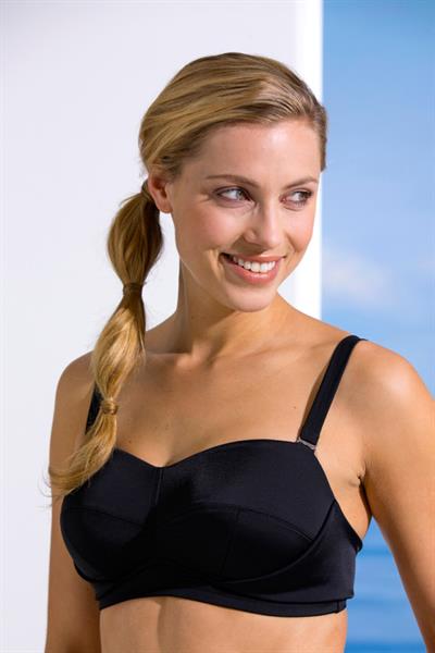 Armanda Barten in lingerie