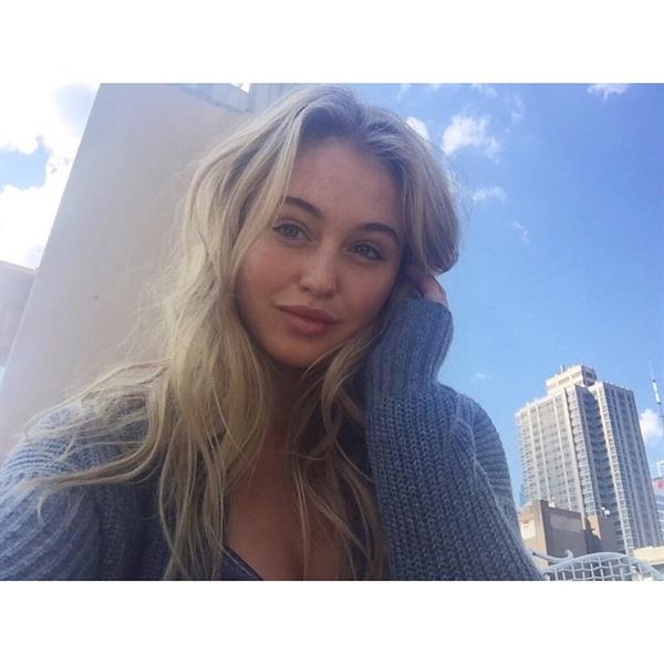 Iskra Lawrence taking a selfie