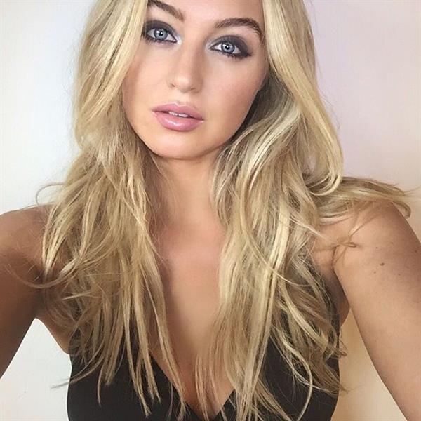 Iskra Lawrence taking a selfie