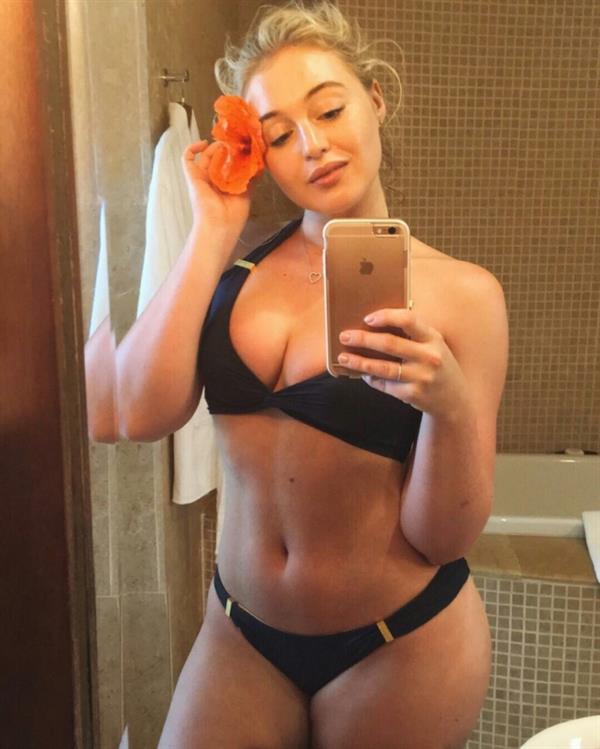 Iskra Lawrence in lingerie taking a selfie