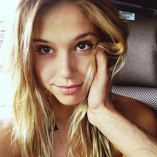 Alexis Ren taking a selfie