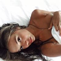 Alexis Ren taking a selfie