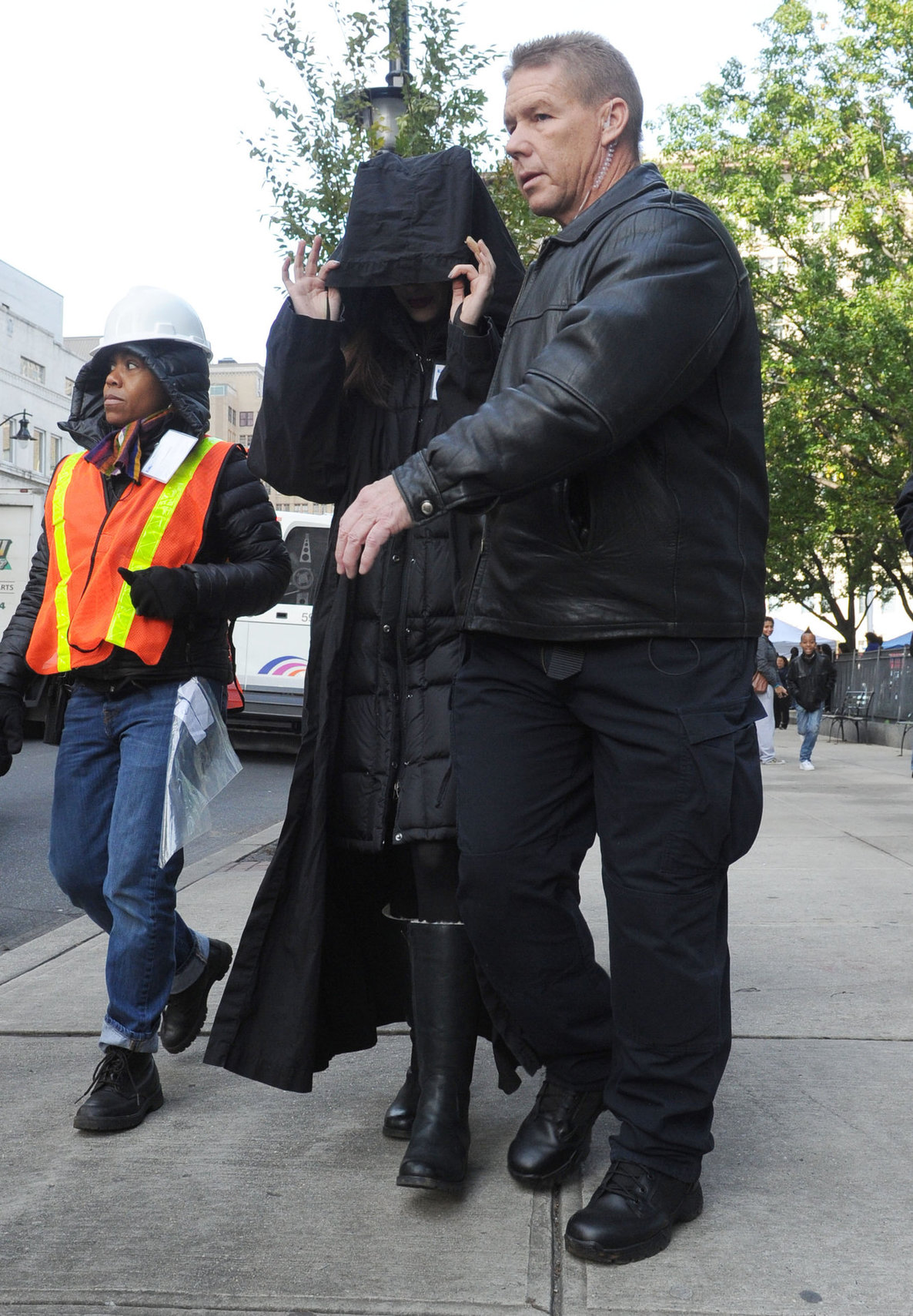 Anne Hathaway Pictures. Anne Hathaway on the Dark Knight Rises set in ...