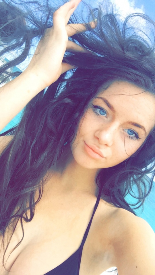 Kendal Crowley in a bikini taking a selfie