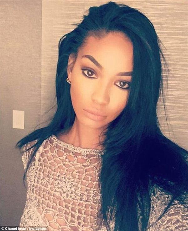 Chanel Iman taking a selfie