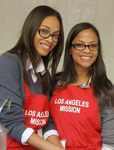 Zoe Saldana 75th Anniversary Of Los Angeles Mission Serving Thanksgiving Dinner To The Homeless