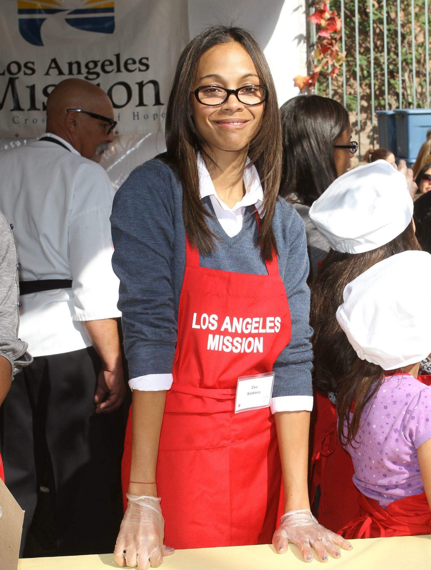 Zoe Saldana 75th Anniversary Of Los Angeles Mission Serving Thanksgiving Dinner To The Homeless